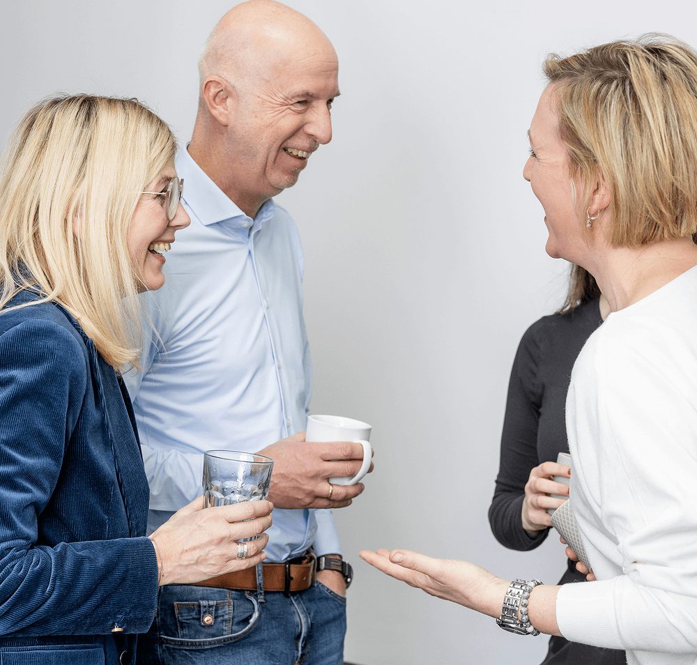 Gut gelaunte UNOINOS bei einer Besprechung 