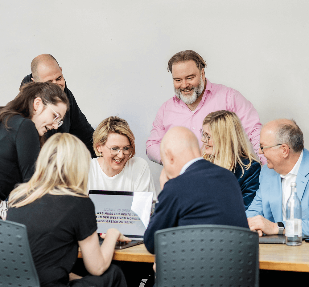 Gut gelaunte UNOINOS bei einer Besprechung 